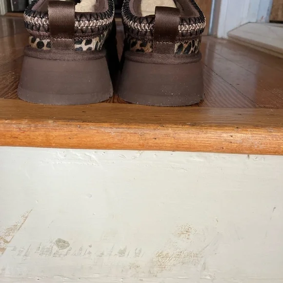 UGG Brown Cozy Footwear - Picture 4 of 6